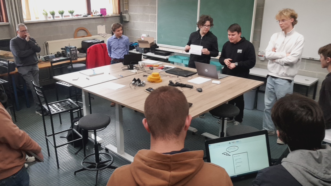 Leerlingen presenteren hun project in het labo